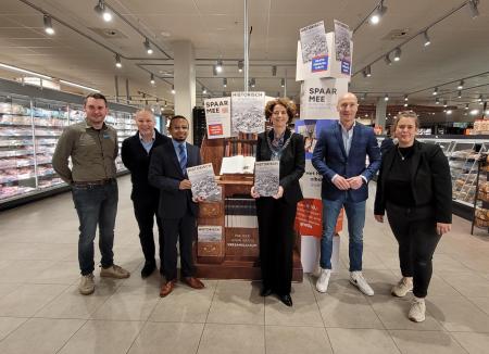 Uitreiking eerste albums aan burgemeester Hoogtanders en wethouder Loganathan